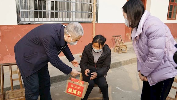 市、县领导联动开展“出手吧姐姐”春节慰问活动