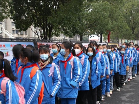 【社会】开学啦！兔子舞、知识竞猜...育才小学报到日温暖有序