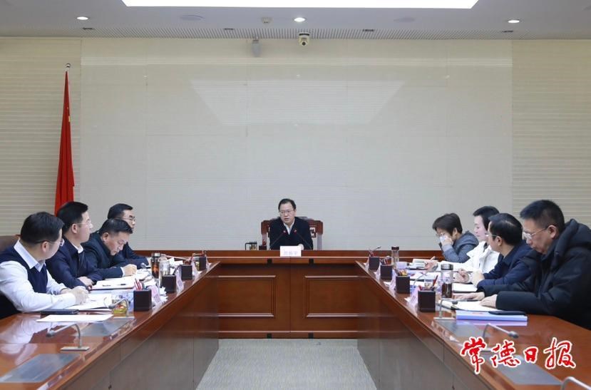 市政府党组理论学习中心组集中学习研讨暨市长碰头会召开