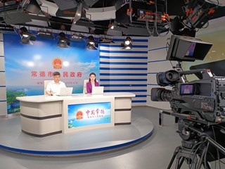 以工业化的理念抓农村产业发展，以城镇化的思路抓乡村建设与管理